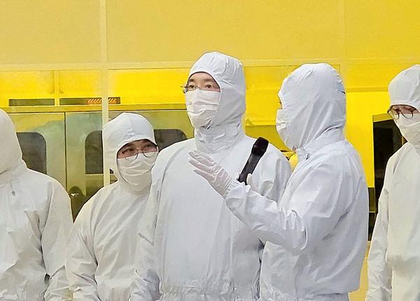 ▲이재용 삼성전자 회장이 22일 삼성전자 기흥캠퍼스 내 첨단 복합 반도체 연구개발(R&D) 센터인 NRD-K 클린룸 시설을 살펴보고 있다.