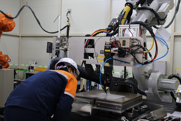 ▲포스코 솔루션연구소 직원이 용접 기술 실험을 진행하고 있다.