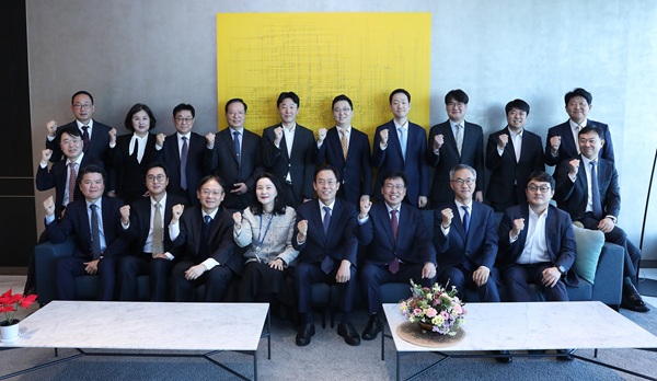 ▲ 법무법인 율촌 불공정거래 대응센터장 서태종 고문(앞열 오른쪽에서 네번째)과 부센터장 황진하 고문(앞열 오른쪽에서 세번째) 그리고 센터 구성원이 기념촬영을 하고 있다.