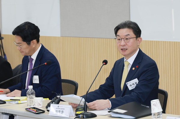 ▲이억원 금융위원장이 29일 오전 서울 동작구 서울금융복지상담센터 중앙센터에서 불법사금융 대응실적을 점검하고, 현장 전문가와 유관기관의 의견을 청취하는 한편, 불법사금융·불법추심을 근절하기 위한 추가적인 제도개선 방안을 발표했다.