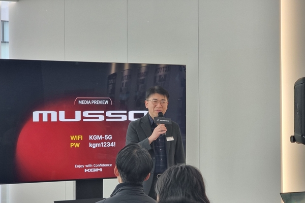 ▲한종희 KG모빌리티(KGM) 상무가 지난 30일 KGM 익스피리언스센터 일산에서 열린 미디어 프리뷰에서 정통 픽업트럭 무쏘에 대해 소개하고 있다.