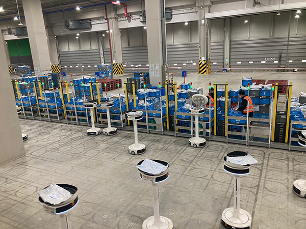 ▲소팅봇이 상품을 배송지 별로 분류하고 옮기는 모습