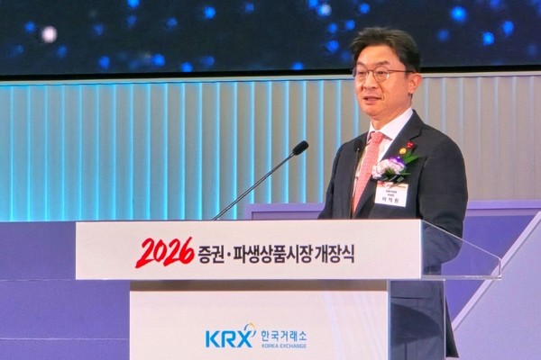▲이억원 금융위원장이 2일 오전 서울 여의도 한국거래소에서 열린 '2026년 증권·파생상품시장 개장식'에서 올해 자본시장 정책 방향을 밝히고 있다.