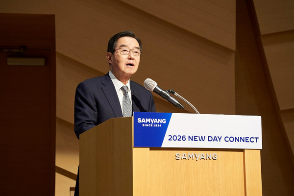 ▲ 지난 2일 판교 디스커버리센터에서 열린 ‘2026년 삼양 뉴 데이 커넥트’에서 삼양홀딩스 김윤 회장이 임직원들에게 신년 메시지를 전하고 있다. 사진=삼양홀딩스