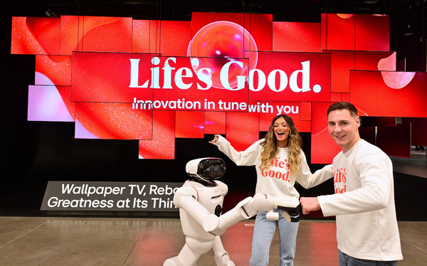 ▲LG전자 모델이 홈 로봇 'LG 클로이드'와 함께 포즈를 취하고 있다.