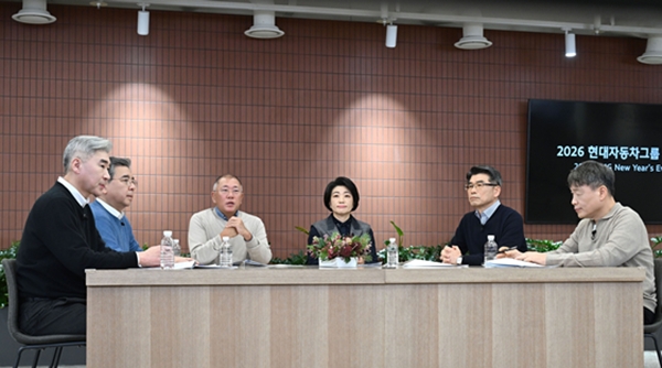 ▲(왼쪽부터)성김 현대차그룹 사장, 장재훈 현대차그룹 부회장, 정의선 현대차그룹 회장,김혜인 현대차그룹 부사장, 송호성 기아 사장, 이규석 현대모비스 사장이 현대차그룹 2026년 신년회에서 그룹 임직원들에게 새해 메시지를 전하고 있다