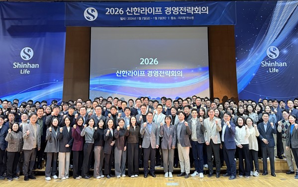 ▲지난 2일 경기도 파주에서 개최된 2026 경영전략회의에서 천상영 대표(앞줄 가운데)가 임원 및 부서장들과 함께 기념 촬영을 하고 있다.