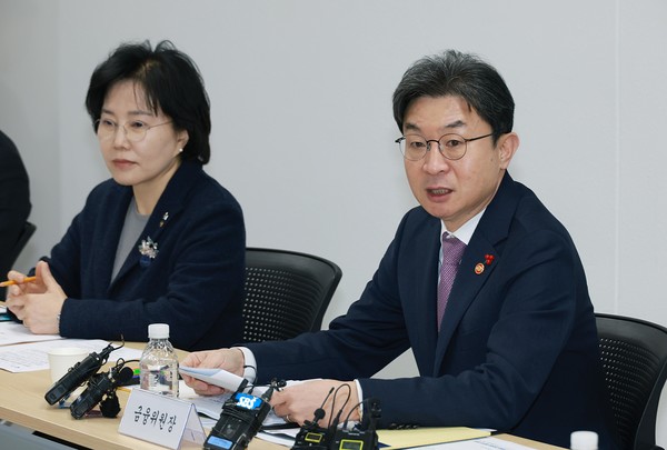 ▲이억원 금융위원장이 8일 오전 경기도 수원 서민금융통합지원센터에서 개최한 제1차 포용적 금융 대전환 1차회의에서 정부·유관기관, 5대금융지주 대표, 포용금융 민간전문가 등과 앞으로 정부와 민간이 함께 추진해 나가야할 포용금융 방향에 대해 논의했다.