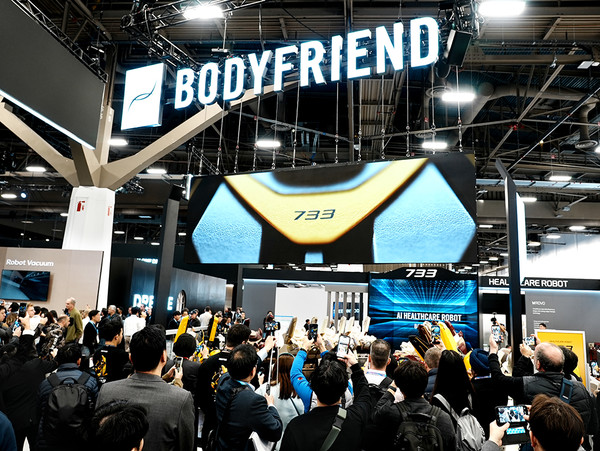 ▲웨어러블 AI 헬스케어로봇 733을 체험하기 위해 바디프랜드 CES 2026 부스를 방문한 참관객들. 사진=바디프랜드 