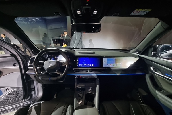 ▲1열에는 세 개의 12.3인치 스크린이 각각 독립적이면서도 서로 연결성을 갖도록 설계된 ‘openR 파노라마 스크린’가 탑재됐따