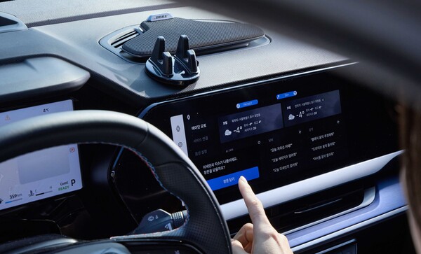 ▲운전 중 '에이닷 오토'가 미세먼지 지수가 나쁜 상황에서 창문을 닫자고 제안하는 모습