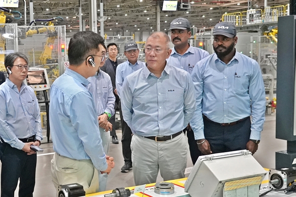 ▲현대차그룹 정의선 회장이 기아 인도 아난타푸르공장 임직원들과 함께 생산 라인을 점검하고 있다.