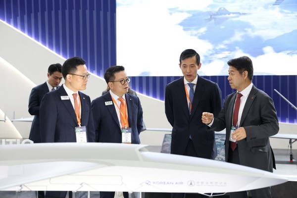 김동관(오른쪽 두번째) 한화그룹 부회장이 지난해 5월 부산 해운대구 벡스코에서 열린 MADEX 부스 현장을 둘러보고 있다.