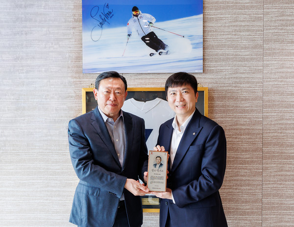 ▲(왼쪽부터) 신동빈 롯데 회장이 유승민 대한체육회장으로부터 감사패를 수여받았다.