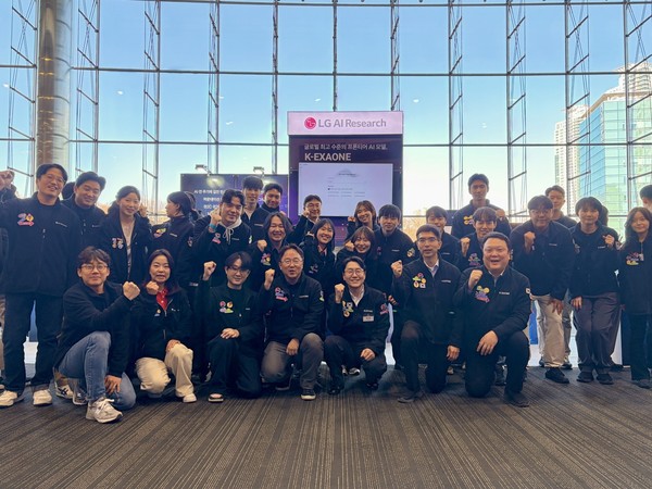 ▲K-엑사원 컨소시엄 참여자들이 독자 AI 파운데이션 모델 1차 발표회 기념 사진을 촬영하고 있다.