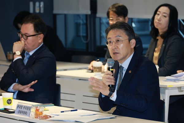 ▲권대영 금융위원회 부위원장이 20일 오전에 열린 신용평가체계 개편 TF 킥오프 회의에서 발언하고 있다.