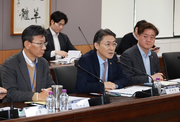 ▲권대영 금융위원회 부위원장이 21일 오전 정부서울청사에서 개최한 금융업권 생산적 금융협의체에서 김욱배 금융감독원 소비자보호총괄 부원장보, KB금융지주, 우리금융지주, iM금융지주, 한국투자증권, KB증권, 한화생명, 삼성화재, 한국산업은행, 중소기업은행의 생산적 금융 담당 임원 등 생산적 금융으로의 전환의 주체인 금융업권과 지속적인 소통과 협력을 위해 논의했다.