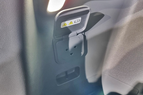 ▲신형 셀토스 하이브리드 모델에는 전기차에만 탑재됐던 실내 V2L(Vehicle to Load)을 적용됐다