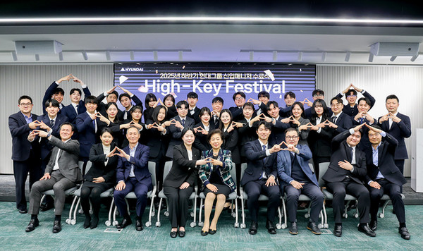 ▲현정은(앞줄 가운데) 현대그룹 회장이 23일 열린 현대그룹 신입 매니저 교육 수료식에서 신입사원들과 기념 촬영을 하고 있다.