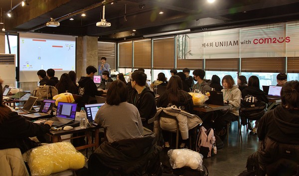 ▲지난 16일 열린 ‘제4회 유니잼 with 컴투스’에서 참가자가 기획 발표하고 있다