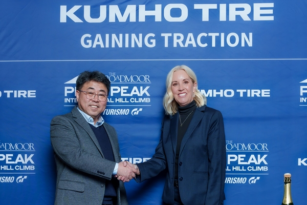 ▲(왼쪽부터) 윤장혁 금호타이어 북미마케팅부문 상무와 PPIHC 멜리사 아이크호프(Melissa Eickhoff) CEO가 MOU를 체결한 뒤 사진촬영을 하고 있다.