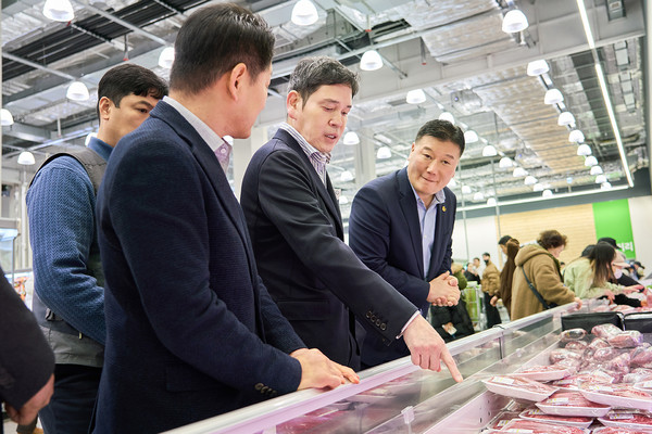 ▲정용진 신세계그룹 회장이 설 연휴를 일주일 앞둔 9일 인천 트레이더스 구월점을 찾아 축산 매장에서 상품을 살펴보고 있다.