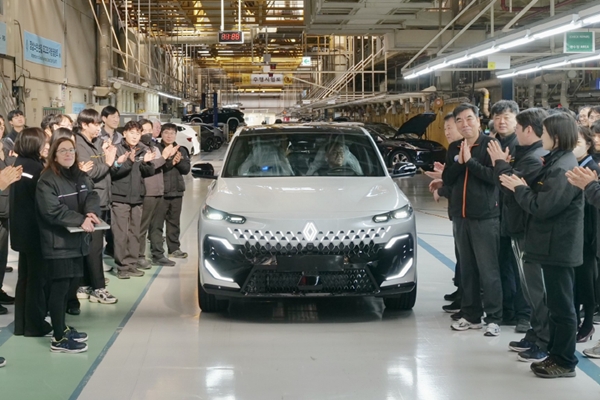 ▲르노코리아 부산공장에서 개최된 누적 생산량 400만 대 돌파 기념 행사에서 르노코리아 임직원들이 글로벌 플래그십 크로스오버 필랑트와 함께 기념사진을 촬영하고 있다.