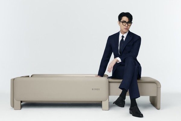 ▲배우 차승원이 코웨이 '비렉스 마사지셋'에 앉아 포즈를 취하고 있다.