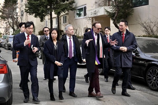 ▲압구정3구역에 방문한 RAMSA 설계진들