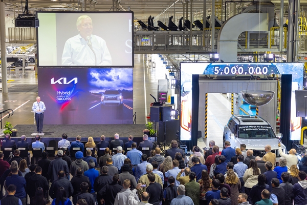 ▲기아 조지아 법인이 24일(현지시간) 2027년형 기아 텔루라이드 HEV 출시와 공장 누적 생산 500만 대 달성을 기념하는 행사를 진행했다.