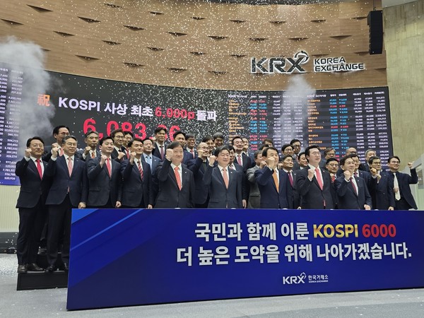▲25일 오후 서울 여의도 한국거래소에서 코스피 6000 돌파 기념 행사가 개최됐다. 이날 행사에는 (앞줄 왼쪽부터) 이찬진 금융감독원장, 이억원 금융위원장, 정은보 한국거래소 이사장, 국회 정무위원회 소속 국민의힘 강민국 위원, 황성엽 금융투자협회장 등이 참석했다.