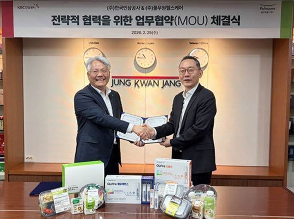 ▲임왕섭 KGC인삼공사 대표(왼쪽), 김진홍 풀무원헬스케어 대표