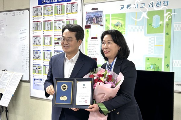 ▲김동연 경기도지사와 이시영 용인시 마을버스 기사가 한비운수 차고지 내 사무실에서 기념사진을 찍고 있다. 사진=이예원 기자
