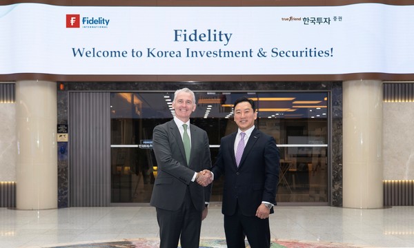 서울 여의도 본사에서 한국투자증권 사장 김성환(오른쪽)이 기념사진을 촬영하고 있다.