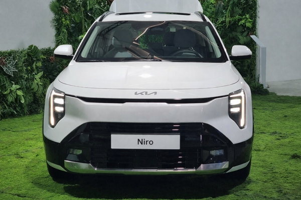 ▲니로 전면부에는 수평·수직 라인을 강조한 ‘스타맵 시그니처 라이팅’ 주간 주행등이 새롭게 적용됐다.