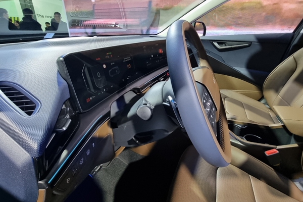 ▲기아 니로의 실내에는 각각 12.3인치의 클러스터와 인포테인먼트 시스템을 결합한 파노라믹 커브드 디스플레이가 새롭게 탑재됐다.