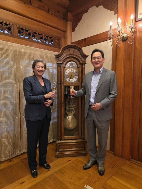 ▲이재용 회장이 18일 서울 이태원동 승지원에서 리사 수 AMD 최고경영자(CEO)와 만찬에 앞서 술잔을 들고 기념 촬영하고 있다.