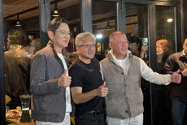 ▲(왼쪽부터)이재용 삼성전자 회장, 젠슨 황 엔비디아 CEO, 정의선 현대차그룹 회장이 지난해 10월 30일 강남구 삼성역 인근에서 치맥 회동을 가졌다