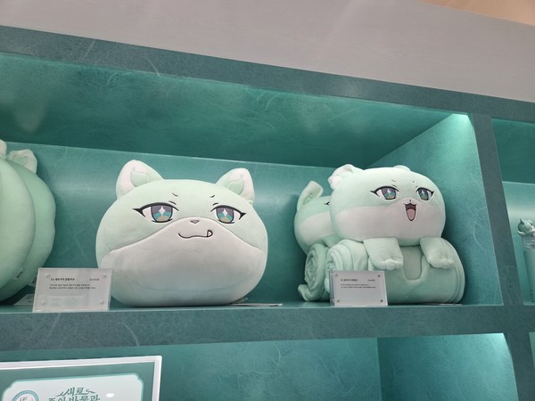 ▲'새로팝업스토어' 1층에 위치한 굿즈 및 시음존.