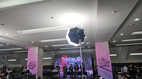 ▲서브 스테이지서 킴해적단이 토크 콘텐츠를 운영하는 모습./사진=이승규 기자