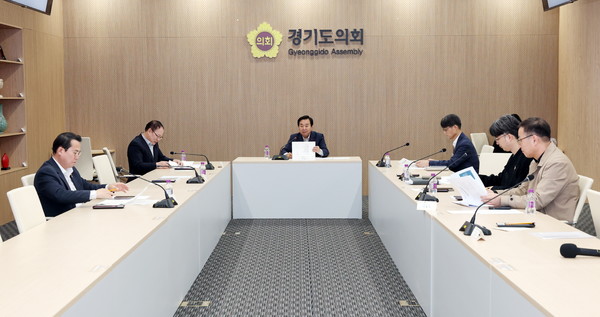 ▲김성남 공동단장(중앙) 등 경기도의회 의정정책추진단이 31일 도의회 예담채에서 중간보고회를 갖고 있다. 사진=경기도