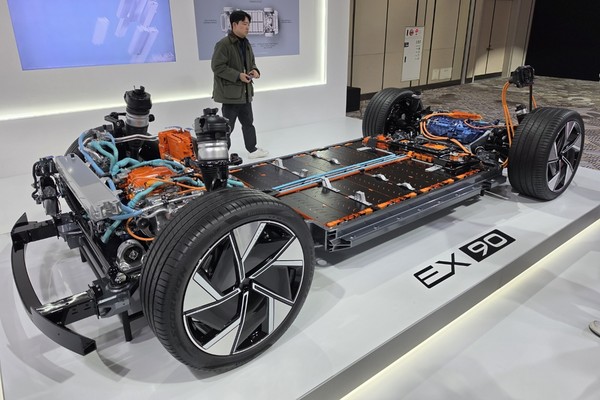 ▲EX90에는 자체 개발한 배터리 관리 소프트웨어를 사용하는 800V 배터리 시스템이 적용됐다. 사진=임규도 기자