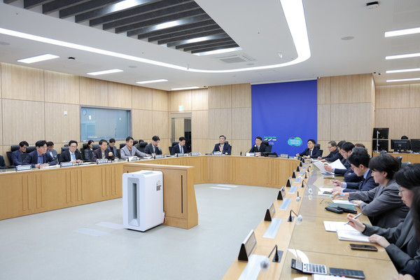 ▲1일 경기도청에서 중앙 정부 추경안에 대응하기 위한 긴급 대책 회의가 열렸다. 사진=경기도