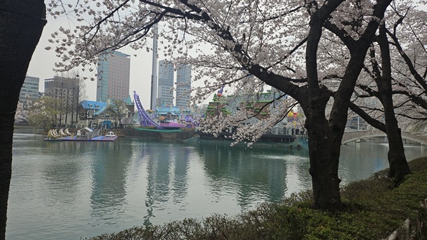 ▲석촌호수에서 바라본 메이플 아일랜드./사진=이승규 기자