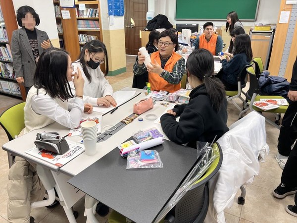 ▲한화에어로스페이스 임직원과 학생들이 전남 여수 개도중학교에서 진행된 '우주항공 과학교실'에 참여해 지구 환경과 효율을 생각한 지속가능한 항공우주선을 만들고 있다.