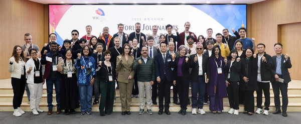 ▲박호순 의정국장(중앙 우측) 등 경기도의원이 2026 세계기자대회(WJC 2026)에 참석한 외신기자단과 기념 사진을 찍고 있다. 사진=경기도