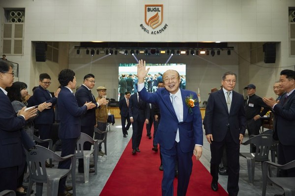 ▲지난 4일 김승연 한화그룹 회장이 충남 천안 북일고에서 열린 개교 50주년 기념 행사에 참석하고 있다.