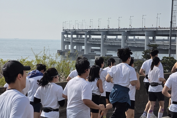 ▲2만 명이 길이 7km가 넘는 광안대교 위를 가득 메운 모습. 사진=임규도 기자