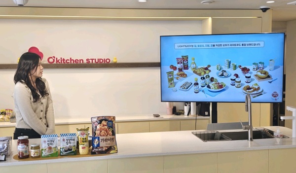 ▲오뚜기 관계자가 라이트앤조이 브랜드를 소개하고 있다. 사진=정현철 기자
