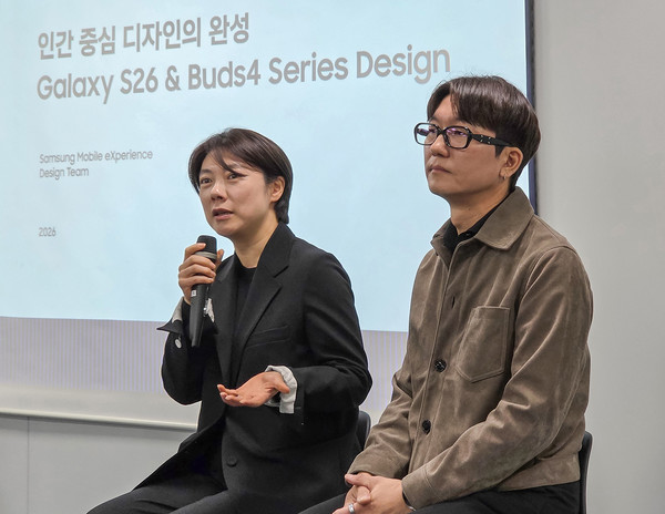 ▲9일 서울 중구 태평로빌딩에서 열린 갤럭시 디자인 미디어 브리핑에서 이지영 MX사업부 디자인팀 상무(왼쪽)가 질문에 답하고 있다.